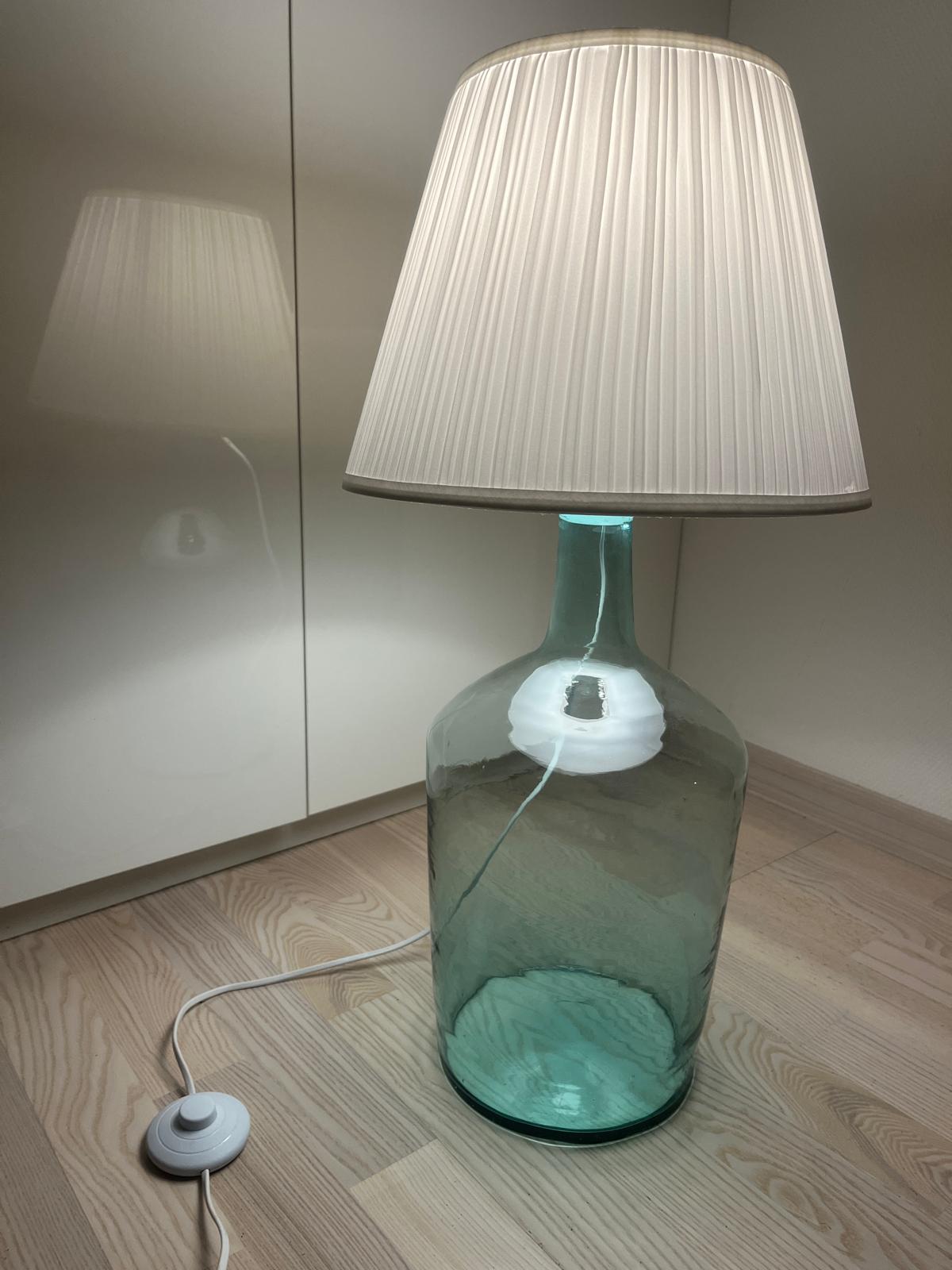 Zaļgana stikla, vīna balona lampa.